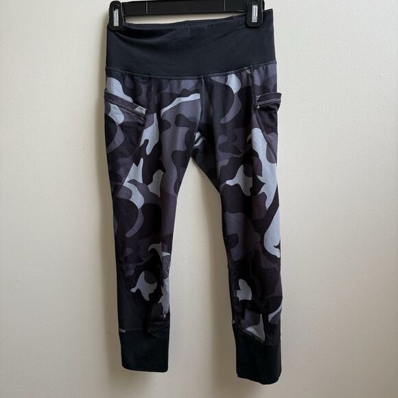 Athleta Shadow Camo Relay 2.0 Capri Leggings Black Gray Zip Pocket Size XS - Picture 1 of 6